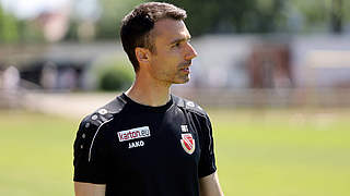 Sieht einen Heimsieg seiner Mannschaft gegen Kiel: Cottbus-Trainer Sebastian Abt © imago images / Steffen Beyer