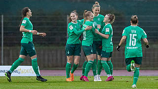 Bejubeln den elften Saisonsieg im 14. Spiel: die Spielerinnen von Werder Bremen © Jan Kuppert