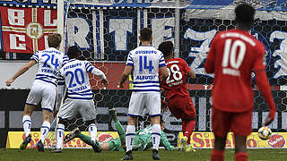Trifft für den Tabellenführer: Duisburgs Vincent Vermeij macht das Tor zum 2:0 gegen den FCB II © imago images/Nordphoto