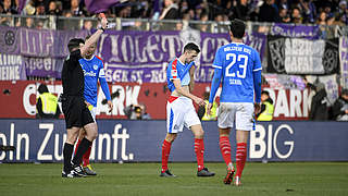 Für ein Meisterschaftsspiel gesperrt: Jonas Meffert ((2.v.r.) von Holstein Kiel © imago images/Holsteinoffice