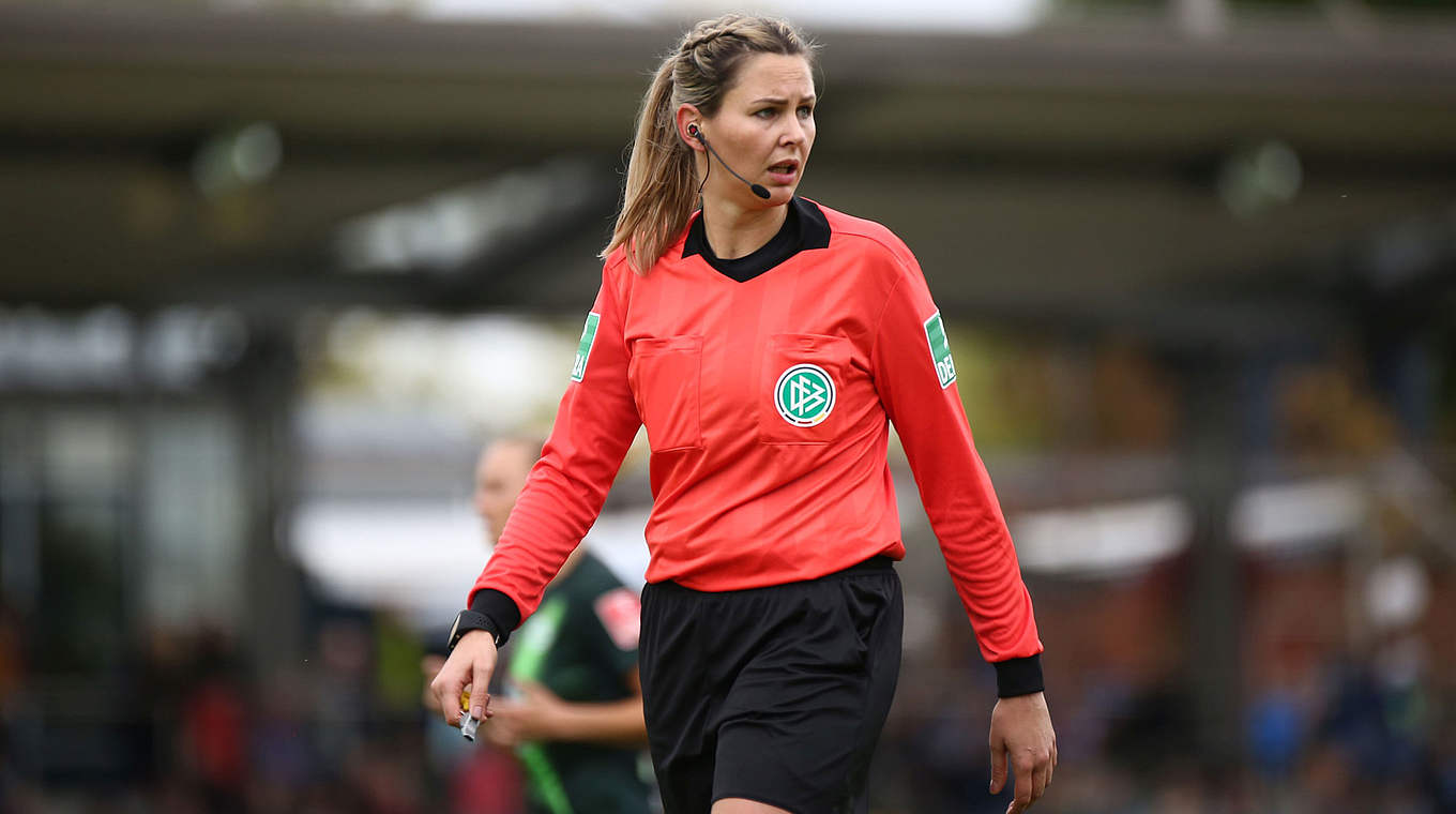 Zum 75. Mal in der Frauen-Bundesliga im Einsatz: Schiedsrichterin Christina Biehl © imago images/Hartenfelser