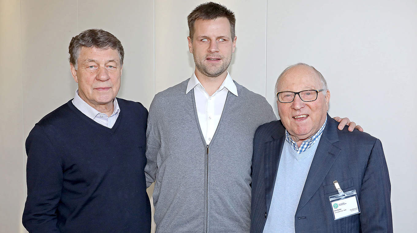Neu im Kuratorium: Blindenfußballer Fangmann (M.) mit Rehhagel (l.) und Seeler © DFB
