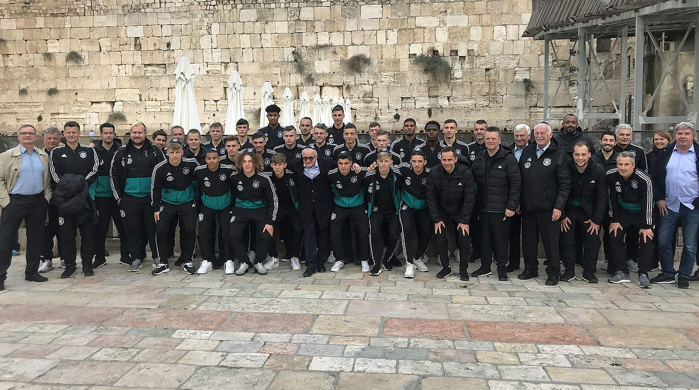 Im Rahmen ihrer Israelreise hat die U 18-Nationalmannschaft mit ihren israelischen Gastgebern und der DFB-Delegation die Holocaust-Gedenkstätte Yad Vashem und im Anschluss die Jerusalemer Altstadt besucht. © Thomas Böcker/DFB