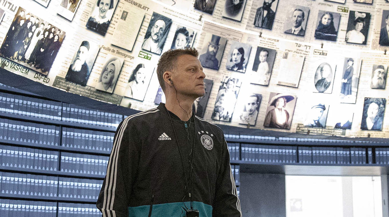 U 18-Trainer Christian Wörns in Yad Vashem: "Wir sind alle Botschafter Deutschlands" © Thomas Boecker/DFB