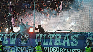 Insgesamt 41 pyrotechnische Gegenstände abgebrannt: Arminia Bielefeld-Anhänger © GettyImages