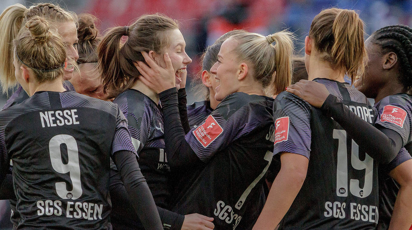 "Wir haben Potenzial im Kader": Lea Schüller (3.v.r.) steht mit SGS Essen auf Platz vier © imago images/Beautiful Sports