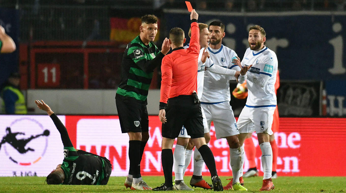 Für ein Meisterschaftsspiel gesperrt: Jürgen Gjasula (2.v.r.) vom 1. FC Magdeburg © imago images/Eibner