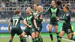 Nach 13 Ligaspielen mit zwölf Siegen an der Tabellenspitze: der VfL Wolfsburg © imago images/regios24