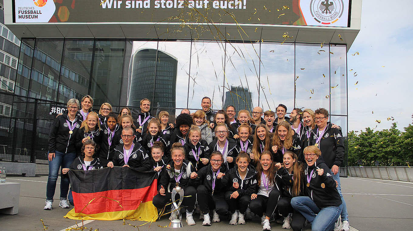 Gebührender Empfang: Die U 17 in Dortmund nach dem EM-Triumph © DFB