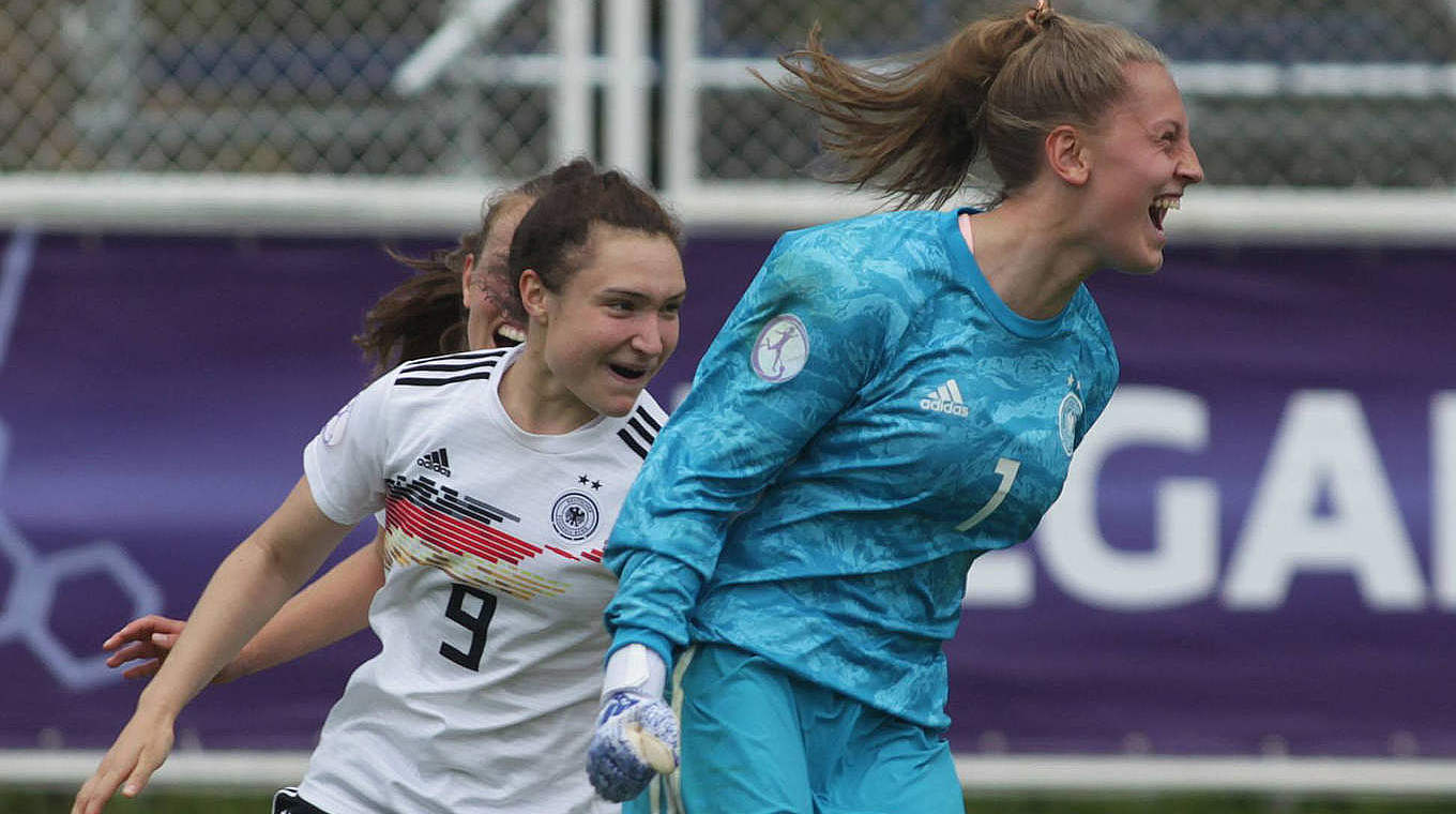 Matchwinnerin: Pauline Nelles (r.) hält im Finale gegen die Niederlande vier Elfmeter © imago