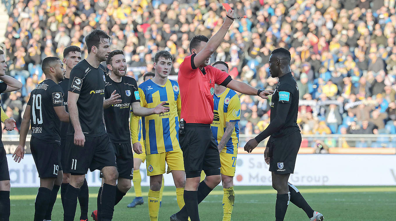 Sieht von Schiedsrichter Sven Jablonski die Rote Karte: Magdeburgs Conteh (r.) © imago images/Hübner