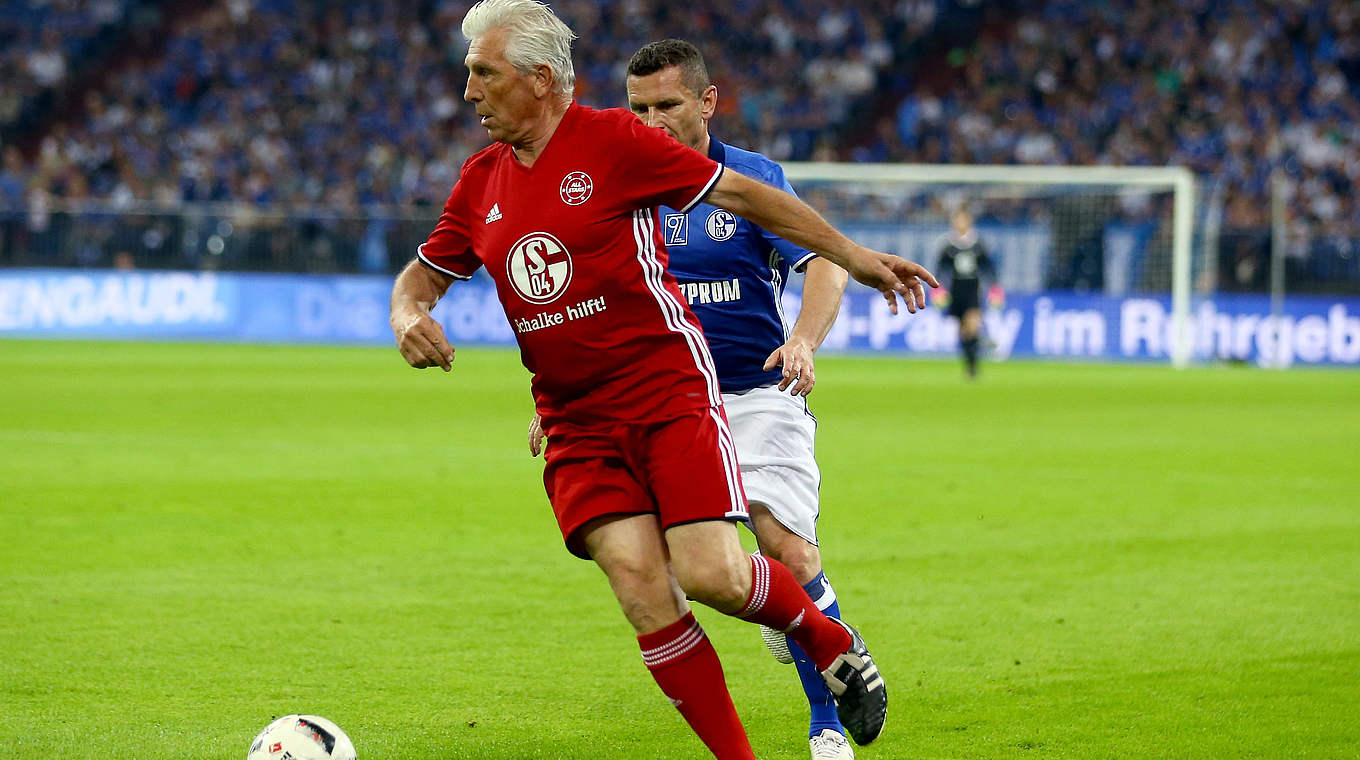 "Schalke hilft", Klaus Fischer (v.) hilft mit: der Klubrekordschütze in der S04-Traditionself © 2017 Getty Images