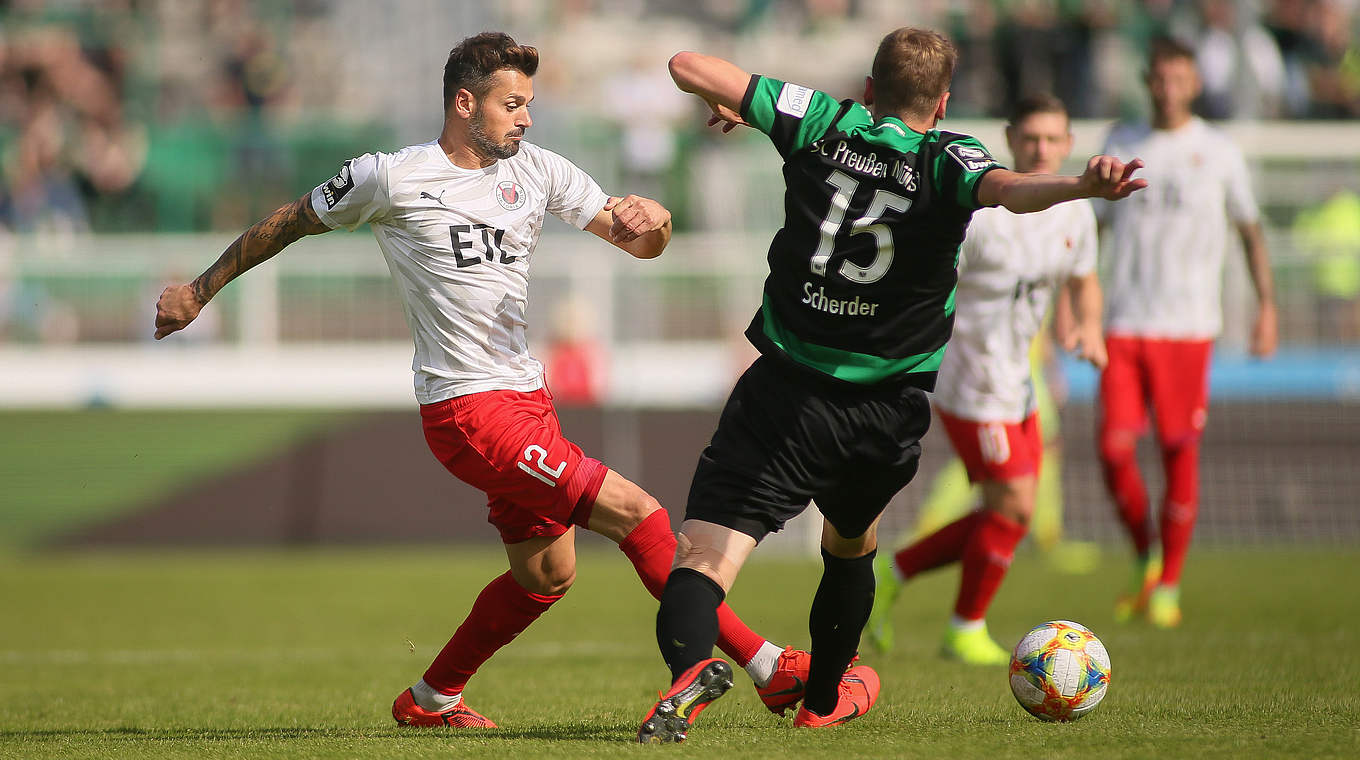 Albert Bunjaku (l.): "Zufrieden ist man eigentlich als Torjäger nie" © 2019 Getty Images