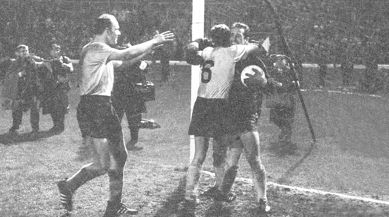 Größter Erfolg: Tilkowski (r.) holt mit dem BVB den Europapokal der Pokalsieger 1966 © imago images/Horstmüller