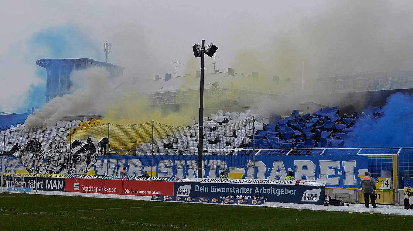 Im Gastspiel bei 1860 München: Jenaer Zuschauer zünden Pyrotechnik © imago/Matthias Koch