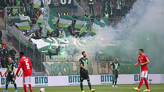 Das Warten auf den Anpfiff: Wolfsburger Pyrotechnik verzögert Spielbeginn in Mainz © imago images/regios24