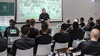 Vortrag vor den deutschen Elite-Schiedsrichtern: U 21-Nationaltrainer Stefan Kuntz (h.) © Thomas Böcker/DFB