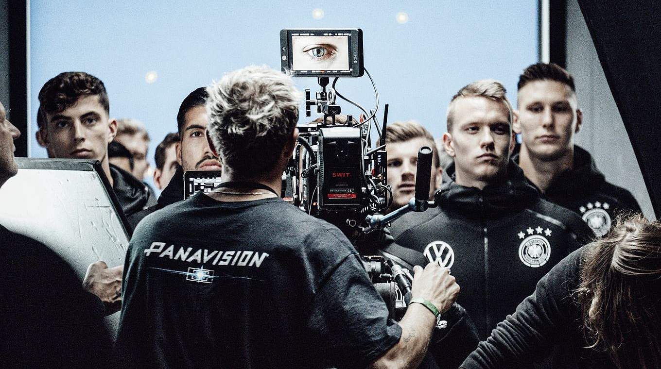 Profis auch vor der Kamera: die Nationalspieler bei den Dreharbeiten © Volkswagen AG