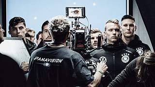Profis auch vor der Kamera: die Nationalspieler bei den Dreharbeiten © Volkswagen AG