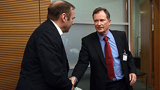 Hans E. Lorenz (r.) mit dem HSV-Vorstandsvorsitzenden Bernd Hoffmann © GettyImages