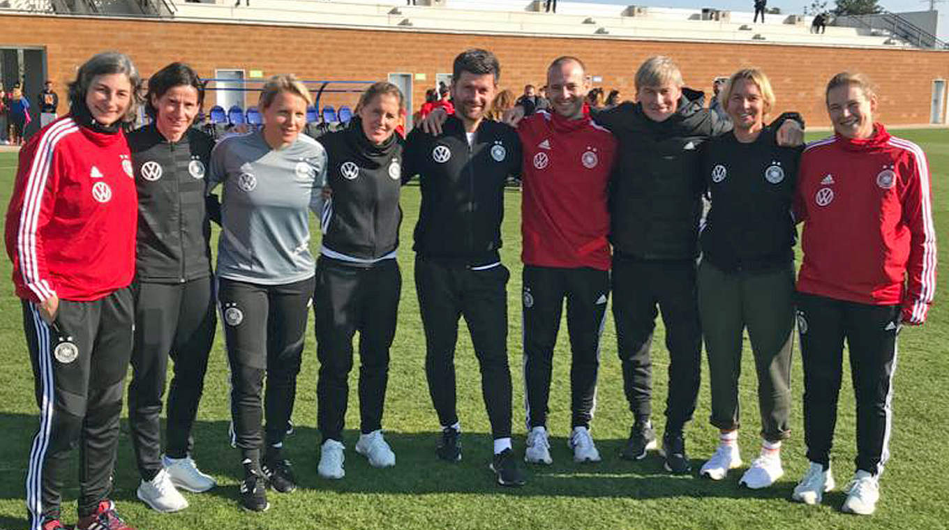 Intensiver Austausch in Spanien: die Trainerinnen und Trainer der Frauen-Nationalteams © DFB