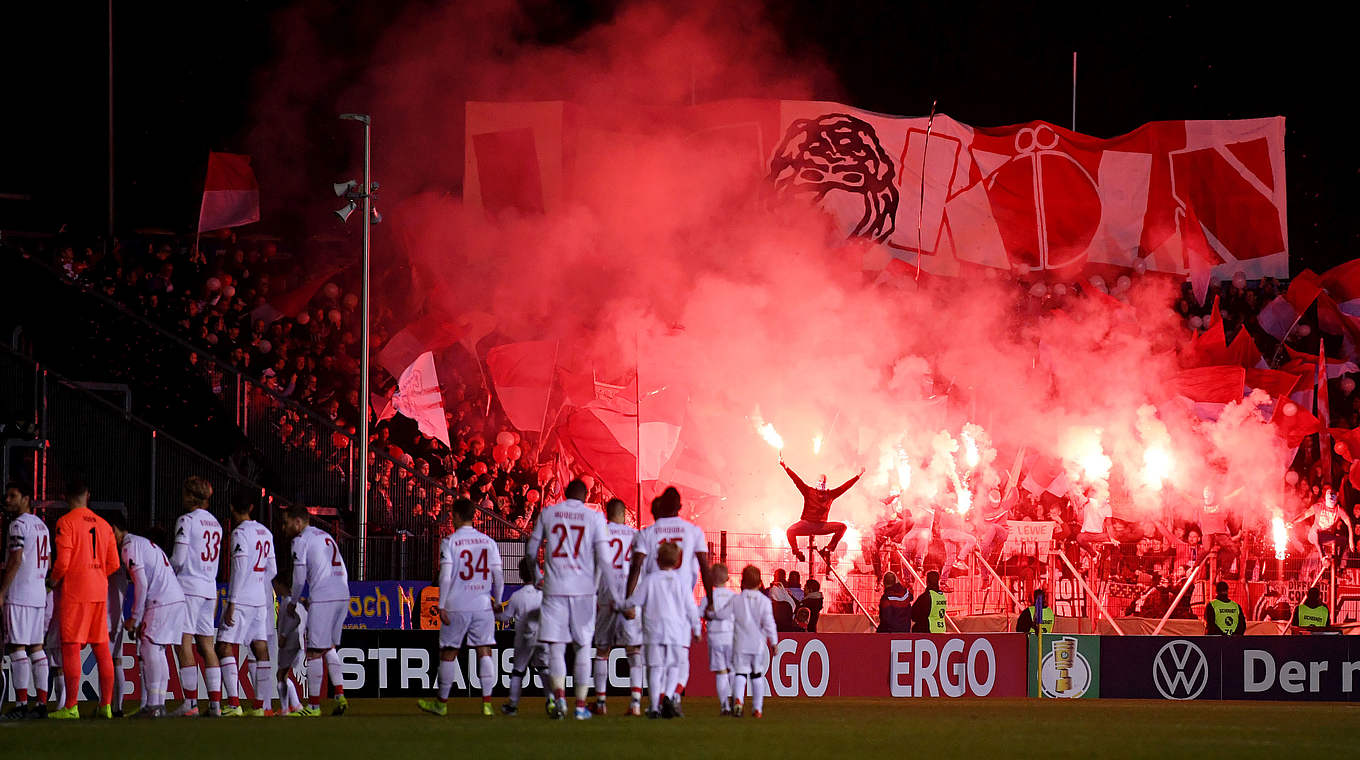 Vor dem DFB-Pokalspiel gegen Saarbrücken: Kölner Zuschauer zünden Pyrotechnik © Getty Images