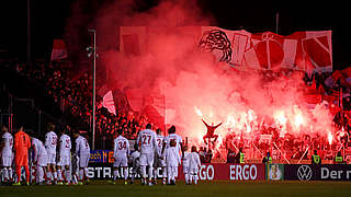 Vor dem DFB-Pokalspiel gegen Saarbrücken: Kölner Zuschauer zünden Pyrotechnik © Getty Images