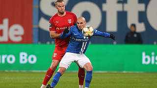 Mann des Spiels: Rostocks Korbinian Vollmann (r.) erzielt in der 64. Minute das Siegtor © 2020 Getty Images
