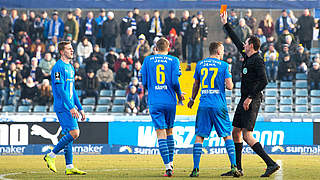 Mit Rot des Feldes verwiesen: Meris Skenderovic (l.) von Carl Zeiss Jena © imago images/Christoph Worsch