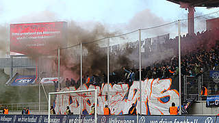 Auswärtsspiel beim FSV Zwickau: Pyrotechnik im Mannheimer Zuschauerbereich © imago images/Picture Point