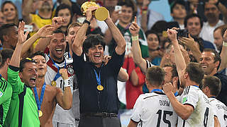 Höhepunkt in fast 14 Jahren Bundestrainer: Joachim Löw mit dem WM-Pokal 2014 © Getty Images