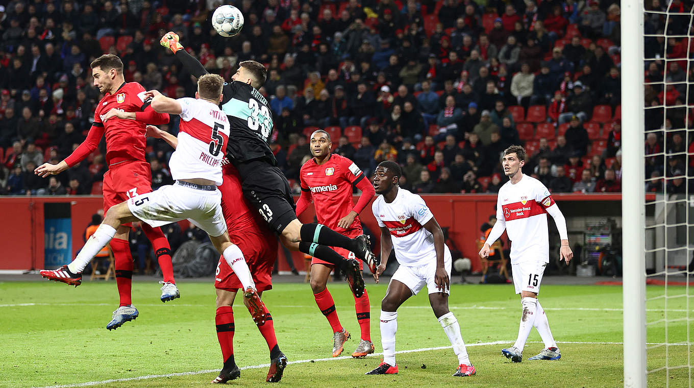 Fabian Bredlow (r.) punches the ball into his own net to give Leverkusen the lead.  © Getty Images