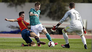 Zug zum Tor: Torben Rhein (M.) gegen Spanien © GettyImages