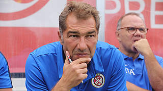 Mit wichtigem Sieg in Darmstadt: Trainer Peter Neustädter mit Wehen Wiesbaden © imago images / Martin Hoffmann