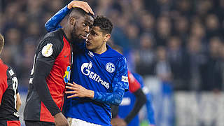 Im DFB-Pokalspiel auf Schalke rassistisch beleidigt: Herthas Jordan Torunarigha (l.) © imago images/Kirchner-Media
