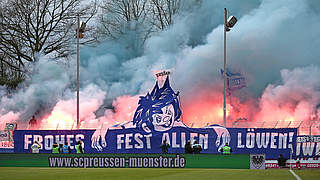 Pyrotechnik im 1860-Block: Das Spiel in Münster muss aber nicht unterbrochen werden © imago images/MIS