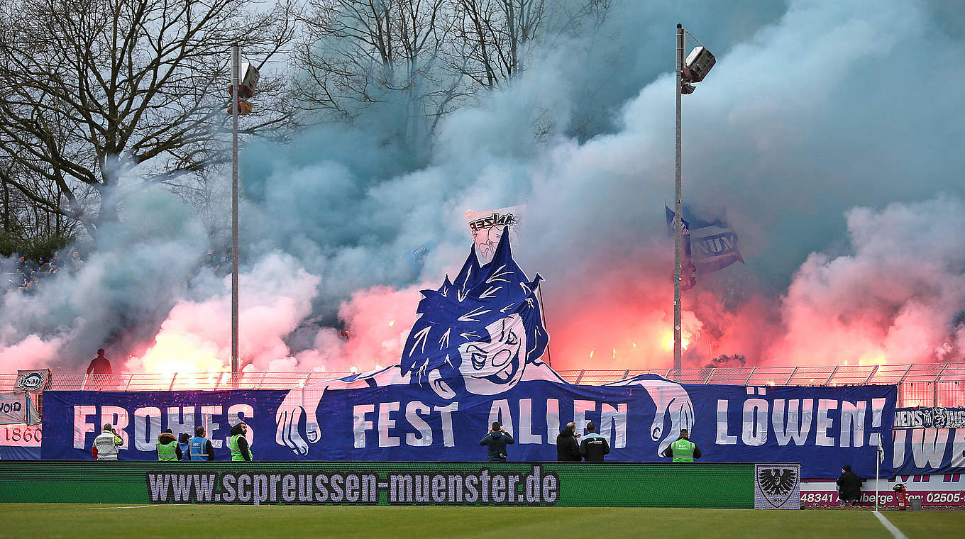 Pyrotechnik im 1860-Block: Das Spiel in Münster muss aber nicht unterbrochen werden © imago images/MIS