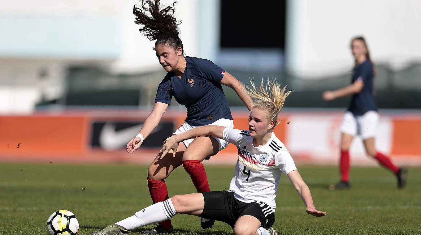 Starker Einsatz: Felicitas Fee Kockmann (r.) gegen Frankreichs Louna Ribadeira © Getty Images