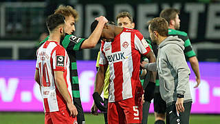 Erhält Unterstützung von Mit- und Gegenspielern: Würzburgs Leroy Kwadwo  © imago images/foto2press