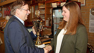 Pokal aus den Händen von DFB-Vizepräsident Koch: Altendeitering wird geehrt © 2020 Getty Images