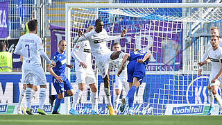 Mit drei Spielen Sperre sanktioniert: Assan Ceesay (4.v.l.) foult Karlsruhes Dick Carlson © imago images/osnapix