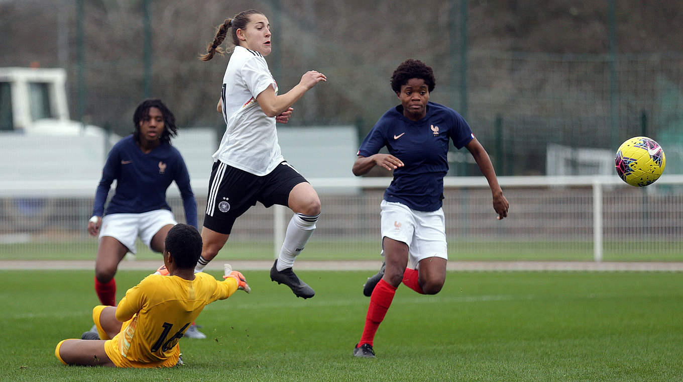 Auf dem Weg zu ihrem ersten Tor: Stürmerin Carlotta Wamser (l.) © 2020 Getty Images