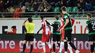 Rassistischer Vorfall: Fans, Schiedsrichterin, Mit- und Gegenspieler schützen Kwadwo © imago images/Nordphoto