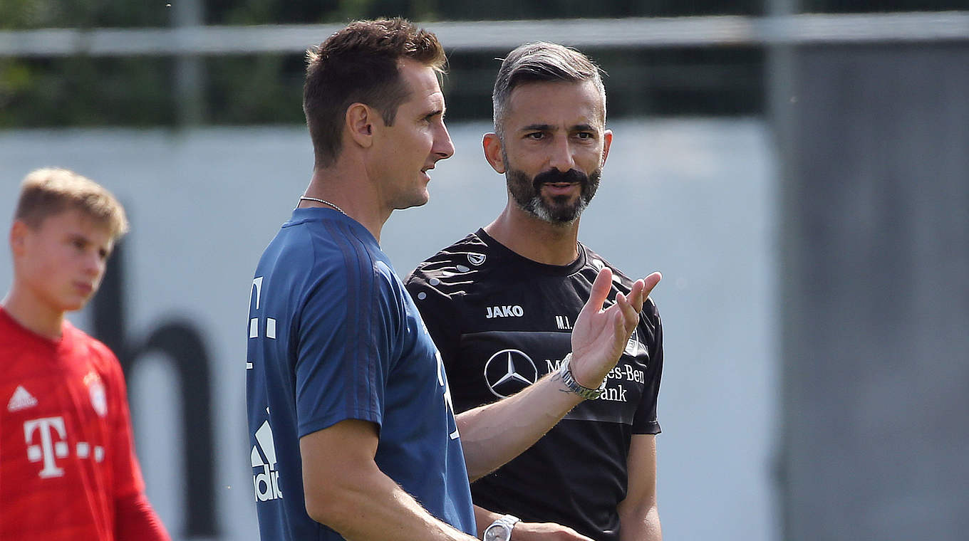 Die beiden Trainer im Gespräch: FCB-Trainer Miro Klose (l.) und Murat Isik vom VfB © imago images/Sportfoto Rudel