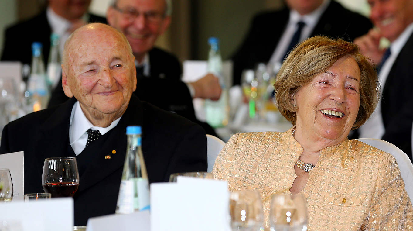 Von 1991 bis 2001 achter Präsident des DFB: Egidius Braun mit Ehefrau Marianne © 2015 Getty Images