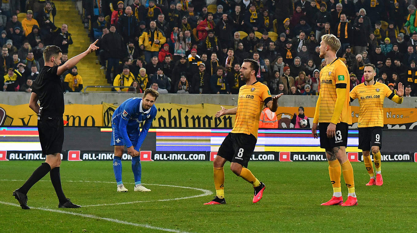 Diskussion: Schiedsrichter Michael Bacher (l.) spricht mit Spielern von Dynamo Dresden © imago images/Hentschel