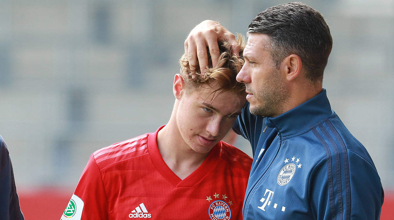 Fällt beim FC Bayern mehrere Monate aus: Moritz Mosandl (l.) © imago images / Lackovic