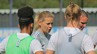 DFB-Trainerin Kathrin Peter (2.v.l.): 