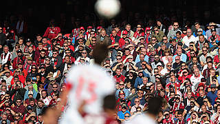 Gebannt mit dabei: friedliche Zuschauer beim Fußballspiel © GettyImages