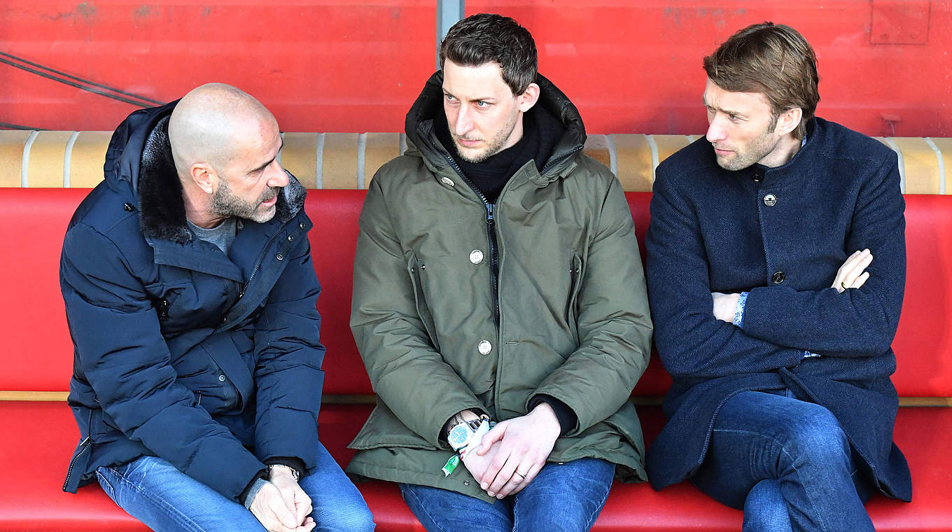 Kießling chatting with his colleagues Peter Bosz and Simon Rolfes © imago images/Bernd König